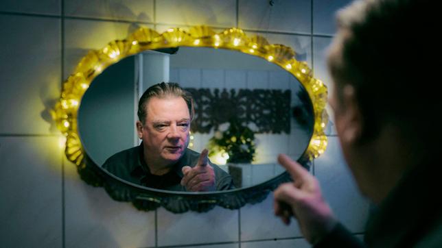 Bild: MDR/filmpool fiction/Felix Abraham Kommissar Henry Koitzsch (Peter Kurth) adressiert sich angetrunken im Spiegel einer Restauranttoilette.