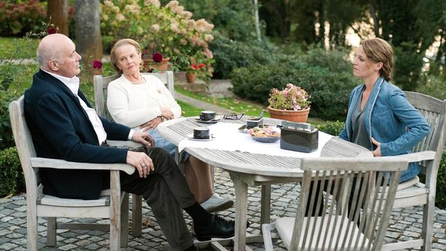 Bild: rbb/Oliver Feist Kriminalhauptkommissarin Olga Lenski (Maria Simon, re.) befragt Roland Seedow (Hanns Zischler, li.) und dessen Mutter, Helena von Seedow-Winterfeld (Gudrun Ritter), zu den Vorfällen im Dorf.
