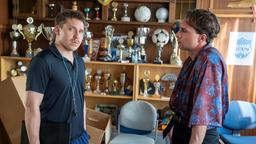 Kriminalkommissar Vincent Ross (André Kaczmarczyk, re) befragt den Trainer der Jugend-Amateur-Fußballmannschaft Hannes Kirchner (Hanno Koffler, li) zu seiner Beziehung zum Mordopfer, die die Präsidentin des Amateur-Fußballvereins war.