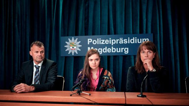 LANA STOKOWSKY (Hannah Schiller) an der Seite von DOREEN BRASCH (Claudia Michelsen) während einer Pressekonferenz zur Öffentlichkeitsfahndung der Polizei.