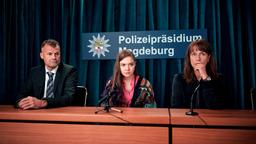 LANA STOKOWSKY (Hannah Schiller) an der Seite von DOREEN BRASCH (Claudia Michelsen) während einer Pressekonferenz zur Öffentlichkeitsfahndung der Polizei.