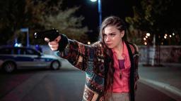 LANA STOKOWSKY (Hannah Schiller) läuft bewaffnet auf eine Polizeispezialeinheit zu.