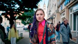 LANA STOKOWSKY (Hannah Schiller) sucht auf dem Marktplatz in Magdeburg verzweifelt nach ihrem Kinderwagen.