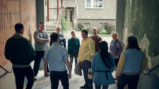 Lehrer Krein (Sascha Nathan) wird von einem wütenden Mob gestellt.