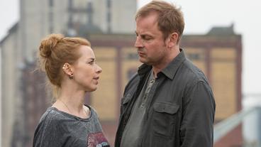 Bild: MDR Links Birgit (Sonja Kerskes), rechts Jost (Eckhard Preuß).