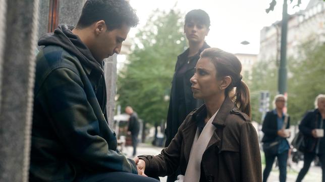 Bild: MDR/filmpool fiction/Stefan Erhard Mahdi (Mohamed Issa) begrüßt Nadira (re., Eman Dwagy) und Halime (Tahani Salim).
