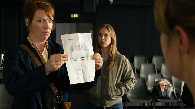 Bild: NDR/Christine Schröder Melly Böwe (Lina Beckmann) und Katrin König (Anneke Kim Sarnau) suchen unter den Chören Rostocks nach dem Täter.