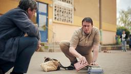 Michael Lehmann (Peter Schneider) trifft auf dem Schulhof der Otto-Möhwald-Schule auf Lehrer Krein (Sascha Nathan).