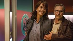 Micky (Martin Semmelrogge) und Brasch (Claudia Michelsen) kommen aus der Casino-Stube.