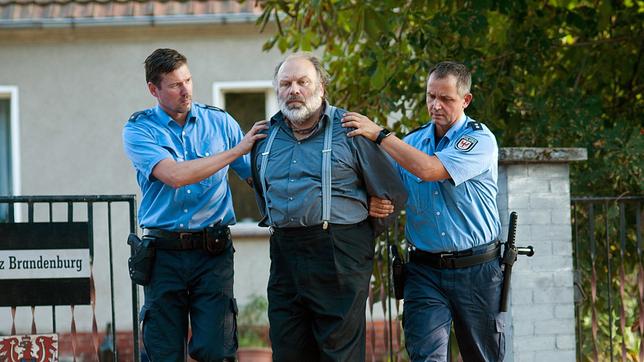 Nach erfolgreicher Deeskalation einer Geiselnahme wird Bernd Emil Jaschke (Waldemar Kobus, Mitte) von der Polizei abgeführt.