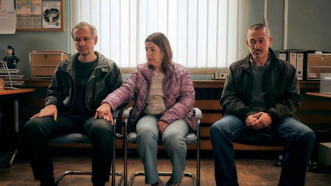 Bild: MDR/filmpool fiction/Felix Abraham Olaf Berger (Sebastian Weber), Silke Berger (Tilla Kratochwil) und Rainer (Thomas Gerber) im Verhör.