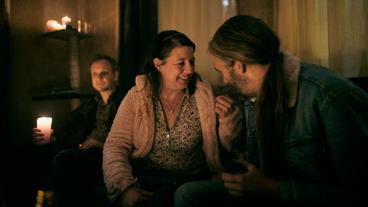 Bild: MDR/filmpool fiction/Felix Abraham Olaf Berger (Sebastian Weber), Silke Berger (Tilla Kratochwil) und Ralf Hirschberger (Harald Polzin) feiern eine Party.