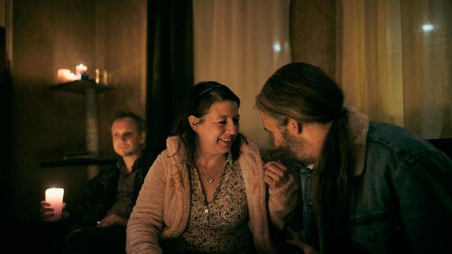 Bild: MDR/filmpool fiction/Felix Abraham Olaf Berger (Sebastian Weber), Silke Berger (Tilla Kratochwil) und Ralf Hirschberger (Harald Polzin) feiern eine Party.