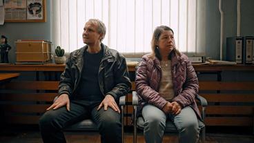 Bild: MDR/filmpool fiction/Felix Abraham Olaf Berger (Sebastian Weber) und Silke Berger (Tilla Kratochwil) im Verhör.