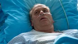 Paul Wettiger (Hans-Heinrich Hardt) im Krankenbett. Er hat etwas gegen Ottmann in der Hand...