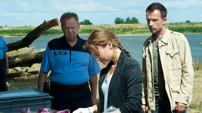 Bild: rbb/Oliver Feist Paula Borchert, die als Au-pair bei Familie Heise arbeitete, wird tot aus der Oder geborgen. Die Kommissare Olga Lenski und Adam Raczek stoßen bei ihren Recherchen auf einen alten Fall.
