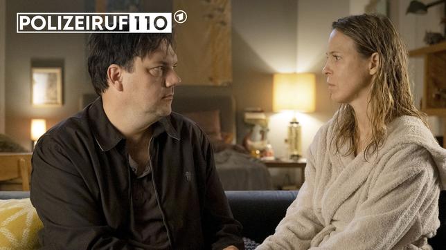 Bild: NDR/Christine Schroeder Sascha Bukow (Charly Hübner) tröstet Katrin König (Anneke Kim Sarnau).