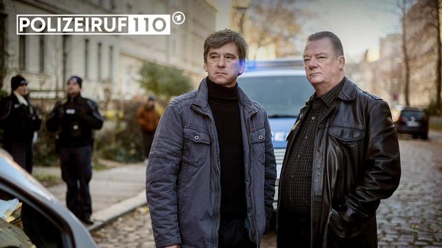 Bild: MDR/filmpool fiction/Felix Abraham Kommissar Michael Lehmann (Peter Schneider) und Kommissar Henry Koitzsch (Peter Kurth) am Tatort.