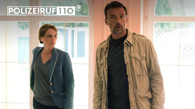 Bild: rbb/Oliver Feist Kriminalhauptkommissarin Olga Lenski (Maria Simon) und Kriminalhauptkommissar Adam Raczek (Lucas Gregorowicz) durchsuchen das Haus eines verdächtigen polnischen Geschäftsmannes.
