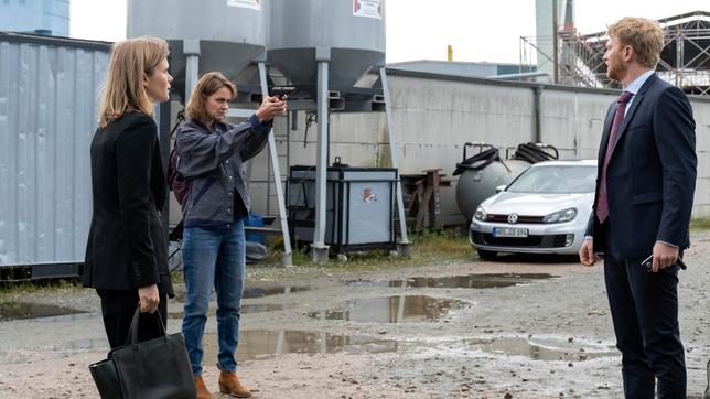 Bild: NDR/Christine Schroeder Sabine Brenner (Luise Heyer, Mitte) rechnet ab (mit Lucas Prisor und Lea Wittkowsky, links).