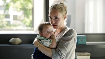 Bild: rbb/Andrea Hansen Sabine Hallmann (Katharina Heyer) ist überglücklich, das ihr Sohn Leon (Paul Lehmann) wieder zu Hause ist.