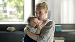 Sabine Hallmann (Katharina Heyer) ist überglücklich, das ihr Sohn Leon (Paul Lehmann) wieder zu Hause ist.