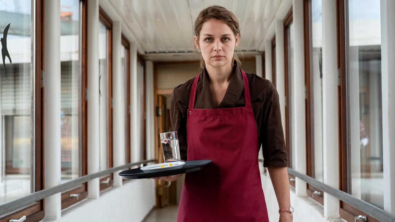 Sabine (Luise Heyer) ist Servicekraft in der Arunia-Werft