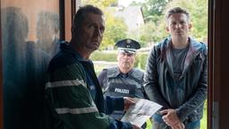 Schlimme Entdeckung bei einer Routinekontrolle; Frank Adamek (Jörg Witte, l) und Volker Thiesler (Josef Heynert)