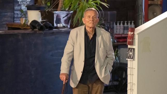 Bild: NDR/Christine Schroeder Veit Bukow (Klaus Manchen) besucht Sohn Sascha.