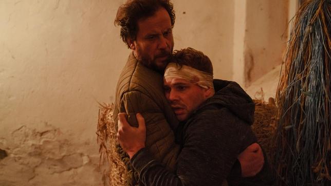 Bild: MDR/filmpool fiction/Stefan Erhard Werner (Christian Kuchenbuch) ist am ausmisten, Alex (Ben Münchow) auf Entzug.