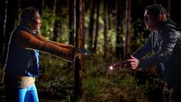 Will Lara (Samara Frey) Selbstmord begehen? Thiesler versucht, sie aufzuhalten.