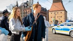 Zwei Menschen sind tot: Katrin König (Anneke Kim Sarnau) und Melly Böwe (Lina Beckmann) am Tatort.