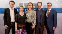 Zu den Gratulanten zählten auch "Polizeiruf 110"-Kollegin Maria Simon, ARD-Programmdirektor Volker Herres (rechts) und MDR-Fernsehdirektor Wolf-Dieter Jacobi (links).