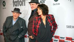 Die Schauspieler und "Tatort"-Kommissare Dietmar Bär, Andreas Hoppe und Ulrike Folkerts posieren auf dem Roten Teppich. 