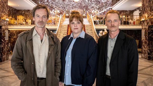 Bild: WDR/Thomas Kost Dreharbeiten für Dortmunder „Tatort: Abstellgleis“ (v.l.n.r.): Dreharbeiten für Dortmunder „Tatort: Abstellgleis“ (v.l.n.r.): Peter Faber (Jörg Hartmann), Rosa Herzog (Stefanie Reinsperger) und Stefan Konarske (Daniel Kossig).