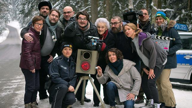 Bild: SWR/Martin Furch Annalena Schmidt, Jürgen Maurer, Peter Trabner, Peter Espeloer, Regisseur Axel Ranisch, Ruth Bickelhaupt, Heiko Binkowski, Lisa Bitter, Kameramann Stefan Sommer und Redakteurin Katharina Dufner. Vorne: Christina Große und Ulrike Folkerts (v.l.n.r.)