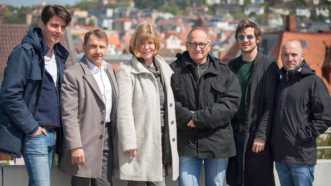 Bild: SWR/Sommerhaus/Hackenberg Produzent Jochen Laube, Richy Müller, Redakterin Brigitte Dithard. Dominik Graf, Felix Klare und Kameramann Hendrik A. Kley (v.l.n.r.)