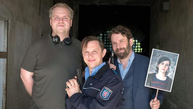 Drehstart für neuen Weimar-"Tatort": Regisseur Dustin Loose, Arndt Schwering-Sohnrey, Christian Ulmen und ein Foto von Nora Tschirner