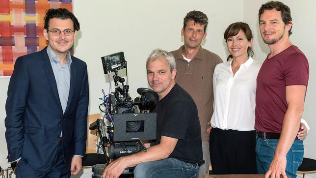 Bild: SWR/Alexander Kluge Manuel Rubey, Kameramann Andreas Schäfauer, Regisseur Martin Eigler, Carolina Vera und Felix Klare (v.l.n.r.)