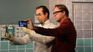 Bild: Madame Tussauds Jan-Josef Liefers mit der Wachsfigur von Professor Karl-Friedrich Boerne