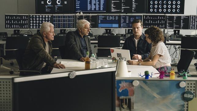 Bild: Bavaria Fiction GmbH/BR/Hendrik Heiden Kriminalhauptkommissar Franz Leitmayr (Udo Wachtveitl), Kriminalhauptkommissar Ivo Batic (Miroslav Nemec), Bernd Fehling (Florian Panzner) und Anna Velot (Janina Frautz)