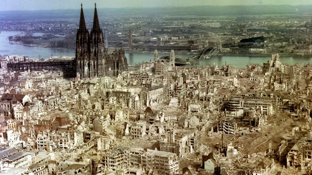 Die Luftaufnahme aus dem Jahr 1945 zeigt die im Zweiten Weltkrieg durch alliierte Bombenangriffe zerstörte Innenstadt von Köln. Links der fast unbeschädigte Kölner Dom.