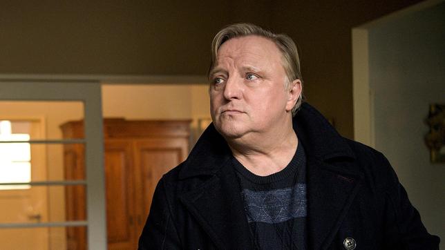 Bild: WDR/Bavaria Fiction GmbH/Martin Valentin Menke Kommissar Frank Thiel (Axel Prahl) in Boernes Wohnung. Der Prof. liegt schwer verletzt auf der Intensivstation.