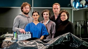 Bild: rbb/Gordon Muehle V. li. n. re.: Florian Baxmeyer (Regie), Maryam Zaree (Rechtsmedizinerin Nasrin Reza), Meret Becker (Kommissarin Nina Rubin), Mark Waschke (Kommissar Robert Karow) und Milena Maitz (Produzentin)