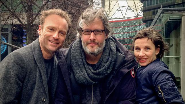 Mark Waschke (li.), Regisseur Sebastian Marka und Meret Becker während der Dreharbeiten am Potsdamer Platz
