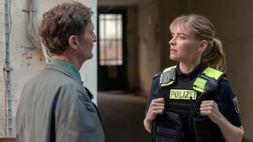 Schutzpolizistin Tina Gebhardt (Bea Brocks) im Gespräch mit Immobilieneigentümer Dietrich Pätzold (Jörn Hentschel).