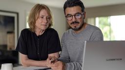 Susanne Bonard (Corinna Harfouch) und ihr Mann Kaya Kaymaz (Ercan Karaçayli) verfolgen eine Fernsehdiskussion.