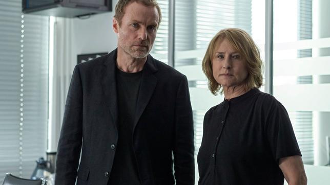 Kommissar Robert Karow (Mark Waschke) und Kommissarin Susanne Bonard (Corinna Harfouch) gehen in der Mordkommission einem Fall nach.