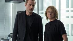 Kommissar Robert Karow (Mark Waschke) und Kommissarin Susanne Bonard (Corinna Harfouch) gehen in der Mordkommission einem Fall nach.