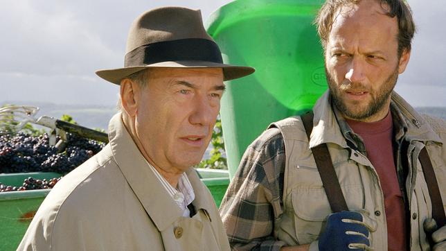 Bild: SWR/Schweigert Bienzle spricht mit Winzer Karl Dippon